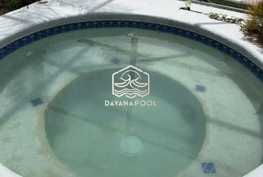 Jacuzzi outdoor dengan finishing keramik mozaik elegan
