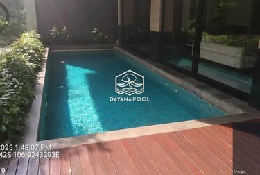Tampilan kolam renang overflow dengan air yang meluap.
