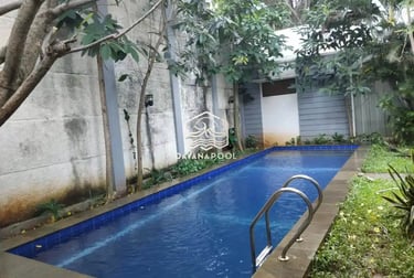 Kolam renang pribadi di malam hari dengan pencahayaan LED yang indah, menciptakan suasana relaksasi.