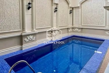 Kolam renang pribadi di malam hari dengan pencahayaan LED yang indah, menciptakan suasana relaksasi.