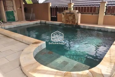 Pemandangan kolam renang yang tenang di malam hari, menciptakan suasana oase di perkotaan.