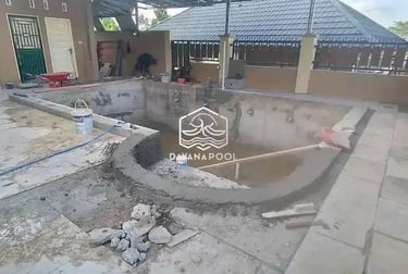 Tim DayanaPool melakukan renovasi pada kolam renang yang sudah ada.