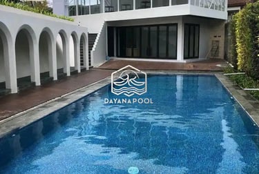Tampilan kolam renang overflow dengan air yang meluap.