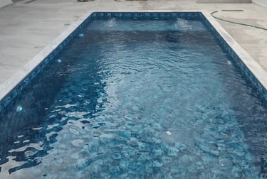 Kolam renang pribadi modern di Bandung, menciptakan suasana liburan setiap hari.