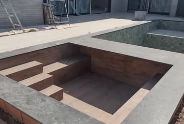 pemasangan batu topi kolam renang