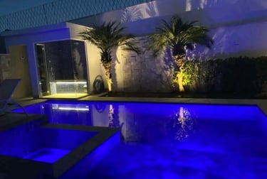 Kolam Renang dengan pencahayaan yang proper