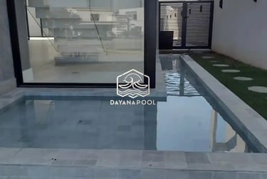 Kolam renang pribadi di malam hari dengan pencahayaan LED yang indah, menciptakan suasana relaksasi.