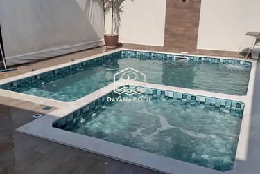 Jacuzzi outdoor dengan finishing keramik mozaik elegan
