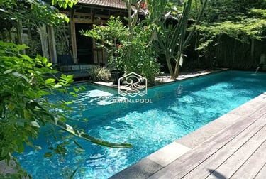 Pemandangan kolam renang yang tenang di malam hari, menciptakan suasana oase di perkotaan.