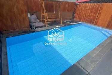 Tampilan kolam renang overflow dengan air yang meluap.