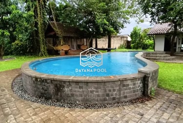 Pemandangan kolam renang yang tenang di malam hari, menciptakan suasana oase di perkotaan.