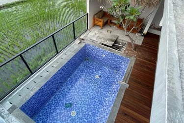 Kolam Renang dengan area decking yang nyaman