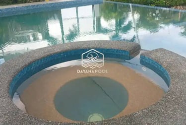 Jacuzzi outdoor dengan finishing keramik mozaik elegan