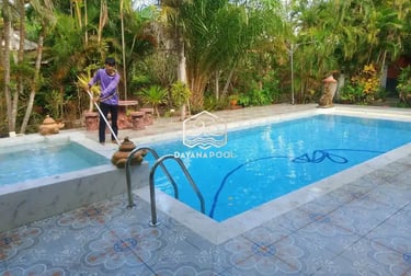 Jasa perawatan kolam renang untuk menjaga kejernihan air.