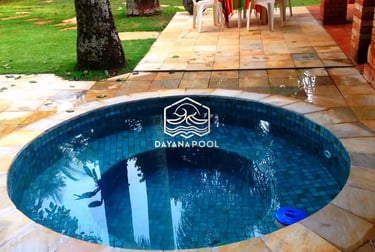 Jacuzzi outdoor dengan finishing keramik mozaik elegan