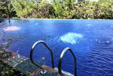 Kolam renang infinity yang elegan dan indah