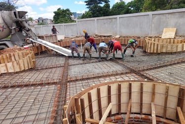 Proses pembangunan kolam renang, kerangka besi.