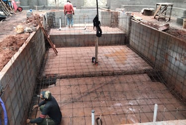 2.	Proses konstruksi kolam renang, pemasangan kerangka besi.