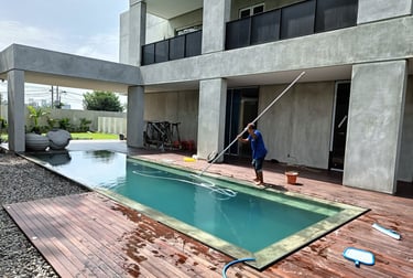 4.	Jasa perawatan kolam renang untuk menjaga kejernihan air.