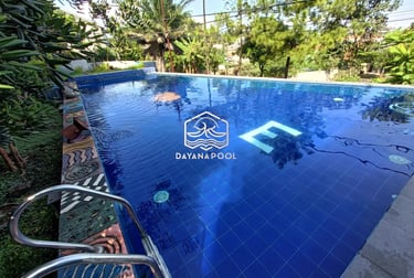 Kolam renang pribadi di malam hari dengan pencahayaan LED yang indah, menciptakan suasana relaksasi.