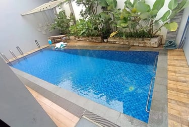 Kolam renang pribadi modern di Bandung, menciptakan suasana liburan setiap hari.