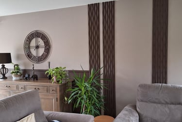 Réalisation d'un living avec des panneaux décoratifs bruns, des moulures, un canapé et un meuble