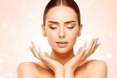 femme avec 2 mains sur visage