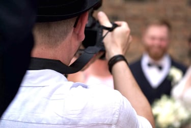Nico Kehder von hinten fotografiert beim fotografieren