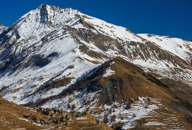 Les Terrasses, devant l'Aiguillon et le Pic des 3 Evêchés matricé d'ocre et de blanc
