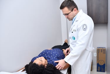 Avaliando paciente obesa na maca do consultório