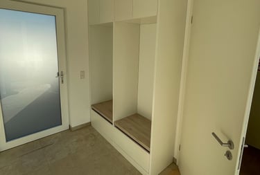 Einbauschrank mit Sitzmöglichkeit und einer Schublade unter den Sitzen. Vom Tischler Hergestellt