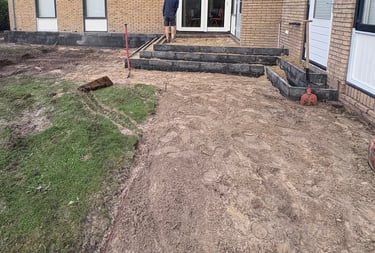 Betsema Bestrating bezig met grondwerk in een tuin.