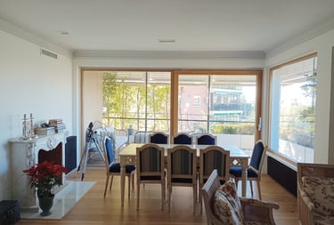 Salon comedor con carpinteria de madera roble.