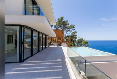 Balconeras correderas minimalistas en casa con vistas.