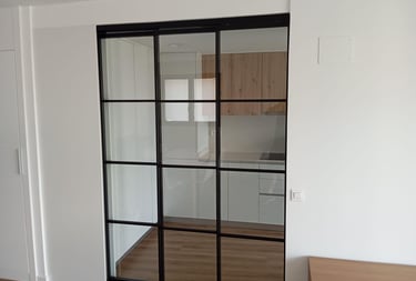 Puerta de paso corredera de hierro con cuadricula.