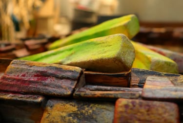 Nahaufnahme von kunstvoll bemalten Holzscheiten aus eigener Herstellung