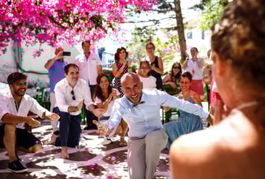 un momento di gioia durante i balli, lo sposo balla per la sposa con un calice in mano