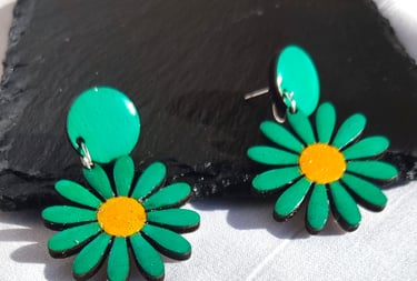 Harzohrringe aus Holz und Epoxidharz – farbenfroh, leicht und kunstvoll handgefertigt