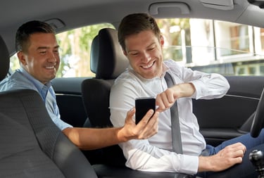 Motorista ajudando o passageiro a usar o aplicativo Apktem transportes.