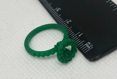 impresion 3D en cera verde de un anillo de compromiso con halo y diamantes laterales 
