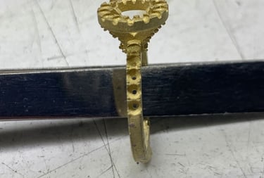 fabricacion de un anillo de compromiso con halo y diamantes laterales