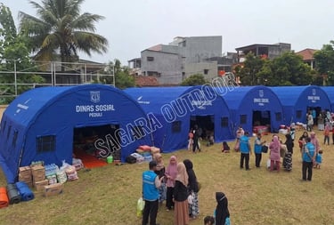 Tenda bantuan bencana berwarna biru milik Dinas Sosial didirikan di sebuah lapangan