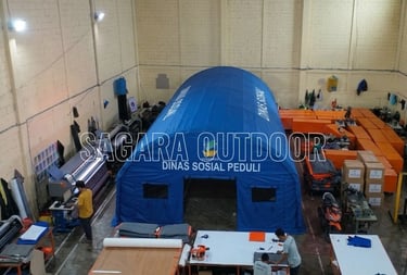 Tenda darurat DINSOS berwarna biru berukuran besar di dalam gudang produksi Sagara Outdoor.