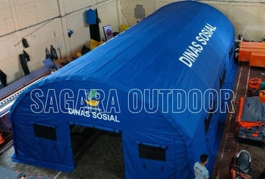 Sebuah tenda bantuan darurat Dinas Sosial berwarna biru berukuran besar buatan Sagara Outdoor