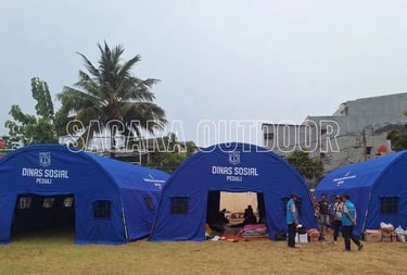 Tenda bantuan bencana berwarna biru milik Dinas Sosial didirikan di lapangan terbuka