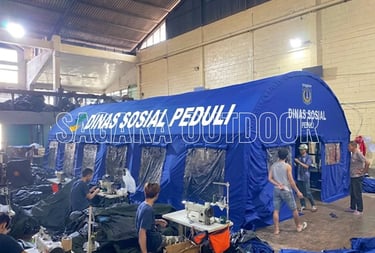 Para pekerja di pabrik Sagara Outdoor sedang memproduksi tenda baantuan "DINSOS"