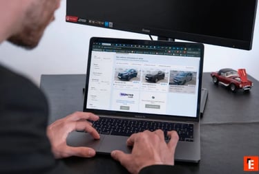 Personne consultant des annonces de voitures d’occasion sur un MacBook