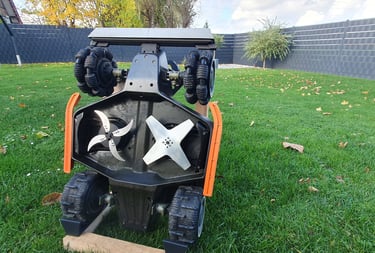 Mammotion Luba 2 X Rasenmäher mit Ninja und Sichel Klinge