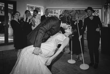 couple qui danse et s'embrasse, style peaky blinders