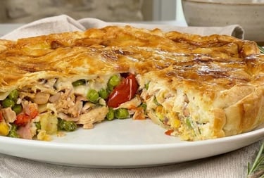 Come fare la ricetta mediterranea di torta salata con pollo e verdure